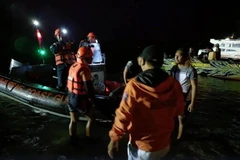 Lực lượng cứu hộ Philippines làm nhiệm vụ tại hiện trường vụ cháy phà chở khách ở khu vực đảo Baluk-Baluk thuộc thị trấn Hadji Muhammad, tỉnh Basilan, tối 29/3/2023. (Ảnh: Rappler/TTXVN)