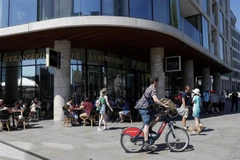 Người dân uống càphê tại một cửa hàng ở London, Anh ngày 1/6/2021. (Ảnh: THX/TTXVN) 