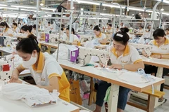 Hoạt động sản xuất tại một nhà máy may thêu xuất khẩu tại Lào Cai. (Ảnh: Quốc Khánh/TTXVN)