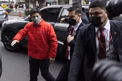 Tổng thống Peru Pedro Castillo (trái) tới văn phòng công tố ở Lima ngày 5/9/2022. (Ảnh: AFP/TTXVN) 