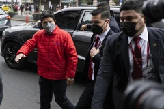 Tổng thống Peru Pedro Castillo (trái) tới văn phòng công tố ở Lima ngày 5/9/2022. (Ảnh: AFP/TTXVN) 