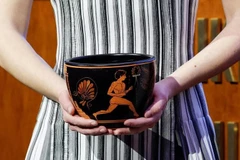 Trang phục mà các nữ tư tế mặc sẽ có hai tông màu đen và trắng, khác hoàn toàn trang phục đơn sắc trắng hoặc xanh nhạt trước đây. (Nguồn: Reuters)