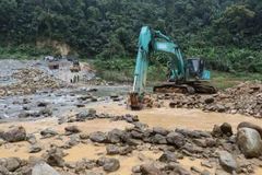 [Photo] Tìm kiếm các nạn nhân trong vụ sạt lở Thủy điện Rào Trăng 3