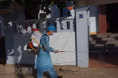 Lực lượng quân y trên đảo Trường Sa tiến hành phun khử khuẩn định kỳ khu vực sinh sống của người dân, nhằm phòng chống dịch COVID-19. (Nguồn: TTXVN phát) 