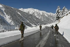 Binh sỹ Ấn Độ tuần tra gần đèo Zojila, nối Srinagar với Ladakh, giáp giới với Trung Quốc ngày 28/2/2021. (Ảnh: AFP/TTXVN)
