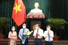 Ông Phan Văn Mãi nhận hoa chúc mừng của các vị lãnh đạo Thành phố Hồ Chí Minh. (Ảnh: TTXVN phát) 