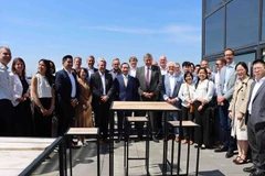 Ông Jan Jambon, Thủ hiến vùng Flanders và Đại sứ Việt Nam tại Bỉ Nguyễn Văn Thảo cùng các đại biểu chụp ảnh lưu niệm. (Ảnh: Hương Giang/TTXVN)