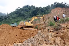 Người thân của các công nhân bị mất tích yêu cầu Nhà máy Thủy điện Rào Trăng 3 tìm kiếm lại ở khu vực nhà điều hành bị sạt lở trước đây. (Ảnh: Đỗ Trưởng/TTXVN) 