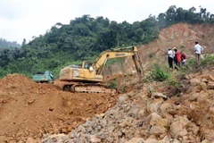 Người thân của các công nhân bị mất tích yêu cầu Nhà máy Thủy điện Rào Trăng 3 tìm kiếm lại ở khu vực nhà điều hành bị sạt lở trước đây. (Ảnh: Đỗ Trưởng/TTXVN) 