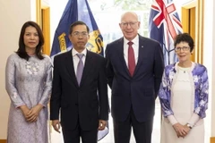 Đại sứ Việt Nam tại Australia Phạm Hùng Tâm và phu nhân chụp ảnh lưu niệm cùng Toàn quyền Australia David Hurley và phu nhân. (Ảnh: TTXVN phát)