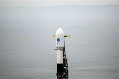 Tên lửa Falcon 9 của SpaceX mang theo vệ tinh SWOT được đặt tại bệ phóng ở căn cứ Vandenberg, bang California, Mỹ ngày 15/12/2022. (Ảnh minh họa: AFP/TTXVN)