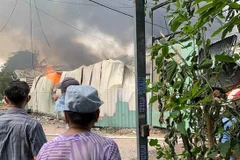 Xưởng gỗ bốc cháy dữ dội. (Nguồn: tuoitre.vn) 