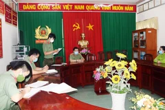 Phòng An ninh chính trị nội bộ, Công an tỉnh Vĩnh Long công bố quyết định xử phạt. (Ảnh: TTXVN phát) 