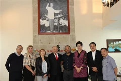 Đoàn Đại biểu Đảng Lao động Mexico chụp ảnh chung cùng phóng viên Cơ quan thường trú TTXVN tại Mexico. (Ảnh: TTXVN phát)