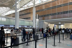 Các công dân làm thủ tục lên máy bay về nước. (Nguồn: TTXVN phát) 