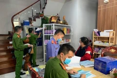 Cơ quan chức năng khám xét nơi ở của ông Nguyễn Tiến Minh. (Nguồn: VTC) 