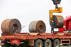 Vận chuyển các cuộn thép tại tỉnh Giang Tô, Trung Quốc. (Ảnh: AFP/TTXVN)