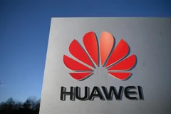 Biểu tượng Huawei bên ngoài văn phòng ở Reading, phía Tây London, Anh ngày 28/1/2020. (Nguồn: AFP/TTXVN) 
