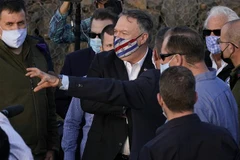 Ngoại trưởng Mỹ Mike Pompeo (giữa) thăm khu vực núi Bental trên Cao nguyên Golan do Israel chiếm đóng, gần biên giới Syria ngày 19/11/2020. (Nguồn: AFP/TTXVN) 