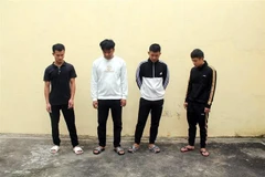4 đối tượng giữ người trái pháp luật bị cơ quan Công an tạm giữ. (Ảnh: TTXVN phát)