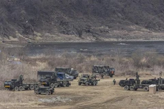 Binh sỹ Hàn Quốc và Mỹ tham gia cuộc tập trận chung ở Yeoncheon, cách thủ đô Seoul của Hàn Quốc 60km về phía bắc, ngày 15/3/2023. (Ảnh: Yonhap/TTXVN) 