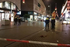 Cảnh sát Hà Lan phong tỏa khu vực Grote Marktstraat, một trong những phố mua sắm sầm uất ở trung tâm thành phố La Hay, sau một vụ tấn công ngày 29/11/2019. (Nguồn: AFP/TTXVN) 