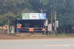 Phong tỏa quán cơm, nơi tài xế xe tải dừng xe mua cơm và ăn tại quán. (Ảnh: TTXVN phát) 