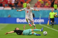 Hậu vệ Bắc Macedonia Ezgjan Alioski (trên) đi bóng trong sự truy cản của hậu vệ Áo Stefan Lainer. (Nguồn: AFP/TTXVN) 