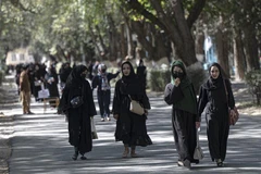 Nữ sinh đến trường học tại Kabul, Afghanistan ngày 13/10/2022. (Ảnh: AFP/TTXVN)
