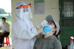 Lực lượng y tế lấy mẫu xét nghiệp cho người dân thôn Cao Thắng, xã Ea Kao, thành phố Buôn Ma Thuột. (Ảnh: Tuấn Anh/TTXVN) 