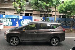 Một thanh sắt dài khoảng 2m đâm thủng nóc xe ôtô 7 chỗ đang đi trên đường. (Nguồn: Otofun) 