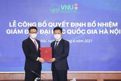 Phó Thủ tướng Chính phủ Vũ Đức Đam trao quyết định bổ nhiệm Giám đốc Đại học Quốc gia Hà Nội cho ông Lê Quân. (Ảnh: Thanh Tùng/TTXVN) 