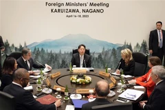 (Từ trái sang, theo chiều kim đồng hồ) Ngoại trưởng Anh James Cleverly, Ngoại trưởng Đức Annalena Baerbock, Ngoại trưởng Mỹ Antony Blinken, Ngoại trưởng Nhật Bản Yoshimasa Hayashi, Ngoại trưởng Canada Melanie Joly, Ngoại trưởng Pháp Catherine Colonna, Ngo