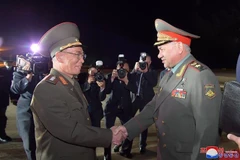 Bộ trưởng Quốc phòng Triều Tiên, Đại tướng Kang Sun-nam (trái) và Bộ trưởng Quốc phòng Nga Sergei Soigu (phải) tại lễ đón ở Bình Nhưỡng, Triều Tiên, ngày 25/7/2023. (Ảnh: YONHAP/TTXVN)