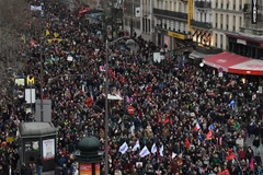 Tuần hành phản đối kế hoạch cải cách lương hưu tại Paris, Pháp, ngày 31/1/2023. (Ảnh: AFP/TTXVN) 