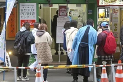 Người dân xếp hàng chờ xét nghiệm COVID-19 tại thủ đô Tokyo, Nhật Bản, ngày 10/1/2022. (Ảnh: Kyodo/TTXVN) 