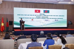 Chủ tịch Quốc hội Vương Đình Huệ tiếp Chủ tịch Phòng Thương mại và Công nghiệp Dhaka Md. Sameer Sattar. (Ảnh: Doãn Tấn/TTXVN)