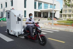 Thiết bị có thể di chuyển dễ dàng bằng xe máy điện hoặc kéo tay với hệ thống cơ khí linh hoạt. (Ảnh: Văn Dũng/TTXVN) 