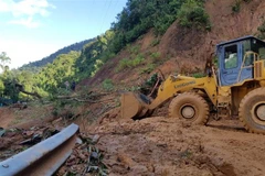 Lực lượng chức năng mở đường vào địa điểm sạt lở xã Trà Vân, huyện Nam Trà My. (Nguồn: TTXVN) 