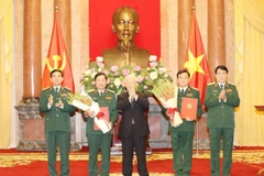 Tổng Bí thư, Chủ tịch nước Nguyễn Phú Trọng trao Quyết định thăng quân hàm Thượng tướng cho đồng chí Hoàng Xuân Chiến và đồng chí Lê Huy Vịnh. (Ảnh: Trí Dũng/TTXVN) 