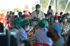 Nhân viên y tế tiêm vaccine phòng COVID-19 cho người dân tại Bangkok, Thái Lan, ngày 21/12/2021. (Ảnh: THX/TTXVN) 