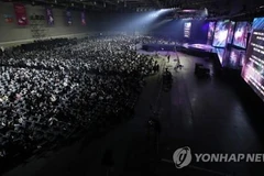 Khán giả bắt buộc phải đeo khẩu trang, qua điểm kiểm tra y tế và xuất trình chứng nhận đã tiêm phòng đầy đủ hoặc có kết quả xét nghiệm PCR âm tính. (Nguồn: Yonhap) 