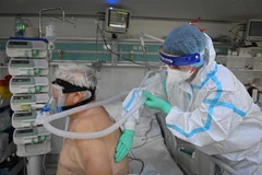 Nhân viên y tế điều trị cho bệnh nhân COVID-19 tại bệnh viện ở Bucharest, Romania, ngày 7/10/2021. (Ảnh: AFP/TTXVN) 