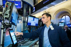 Giao dịch viên tại Sàn giao dịch chứng khoán New York, Mỹ. (Ảnh: THX/TTXVN) 