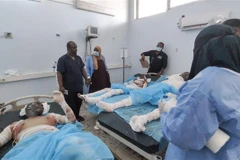 Nạn nhân bị thương trong vụ nổ xe bồn được điều trị tại bệnh viện ở Sebha, Libya, ngày 1/8/2022. (Ảnh: AFP/TTXVN) 