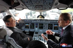 Nhà lãnh đạo Triều Tiên Kim Jong-un (trái) thăm Nhà máy sản xuất máy bay Yuri Gagarin ở thành phố Komsomolsk-on-Amur, vùng Viễn Đông, Nga. (Ảnh: YONHAP/TTXVN)