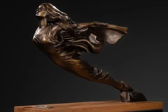 Biểu tượng nữ thần bay. (Nguồn: Autoblog)