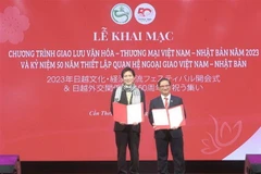 Công bố Bản ghi nhớ hợp tác giữa thành phố Cần Thơ và thành phố Nasushiobara. (Ảnh: Ánh Tuyết/TTXVN)