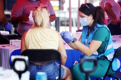 Nhân viên y tế tiêm vaccine phòng bệnh đậu mùa khỉ cho người dân tại New Orleans, Mỹ, ngày 13/8/2022. (Ảnh: THX/TTXVN) 