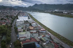 Hệ thống đường giao thông trong thành phố Hòa Bình được mở rộng, nâng cấp, góp phần quan trọng vào sự phát triển đồng bộ về kinh tế của hai bên bờ sông Đà. (Ảnh: Trọng Đạt/TTXVN) 